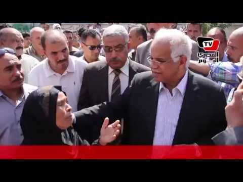 مواطنة تقبل قدم محافظ القاهرة وجلال السعيد هو ده كلام