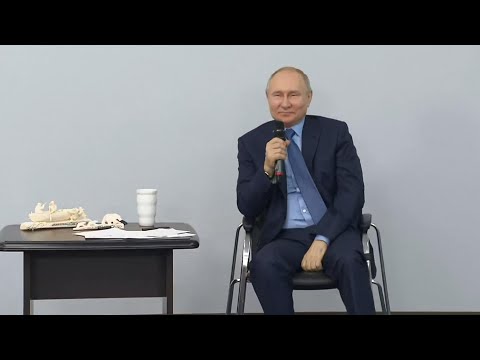 «Я не напрягаюсь!»: Владимир Путин ответил шуткой на вопрос о том, как расслабляется