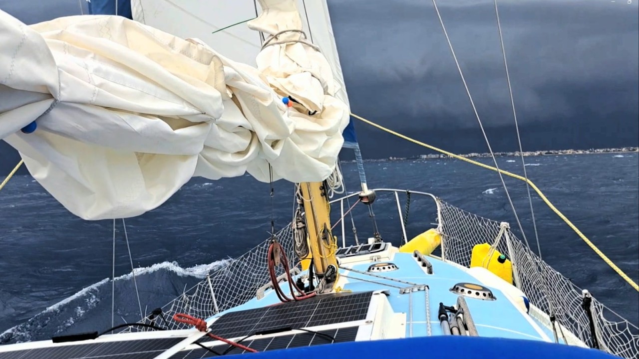 ⁣A Sudden SQUALL, TANGLED in the marina and our cat PJ gets TRAPPED under the pontoon.