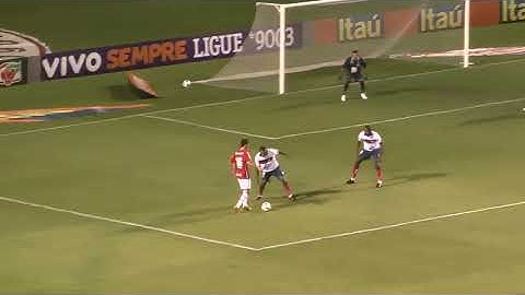 16/11/2011 - Inter 1 x 0 Bahia - Pênalti ESCANDALOSO não marcado pelo árbitro