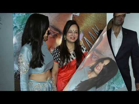 evelyn-sharma-super-sexy-navel-show-at-film-‘ishqedarriyaan’-trailer-launch-in-mumbai