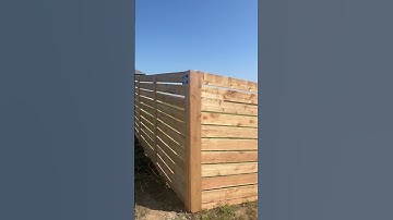 Horizontal privacy fence with gate ￼