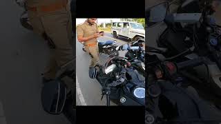 नशे में धुत पुलिसकर्मी ने पूछा – "DigiLocker क्या होता है?" गाड़ी जब्त करने की दी धमकी!