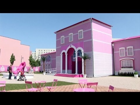 Video: ¿Qué altura tiene Barbie Dream House?