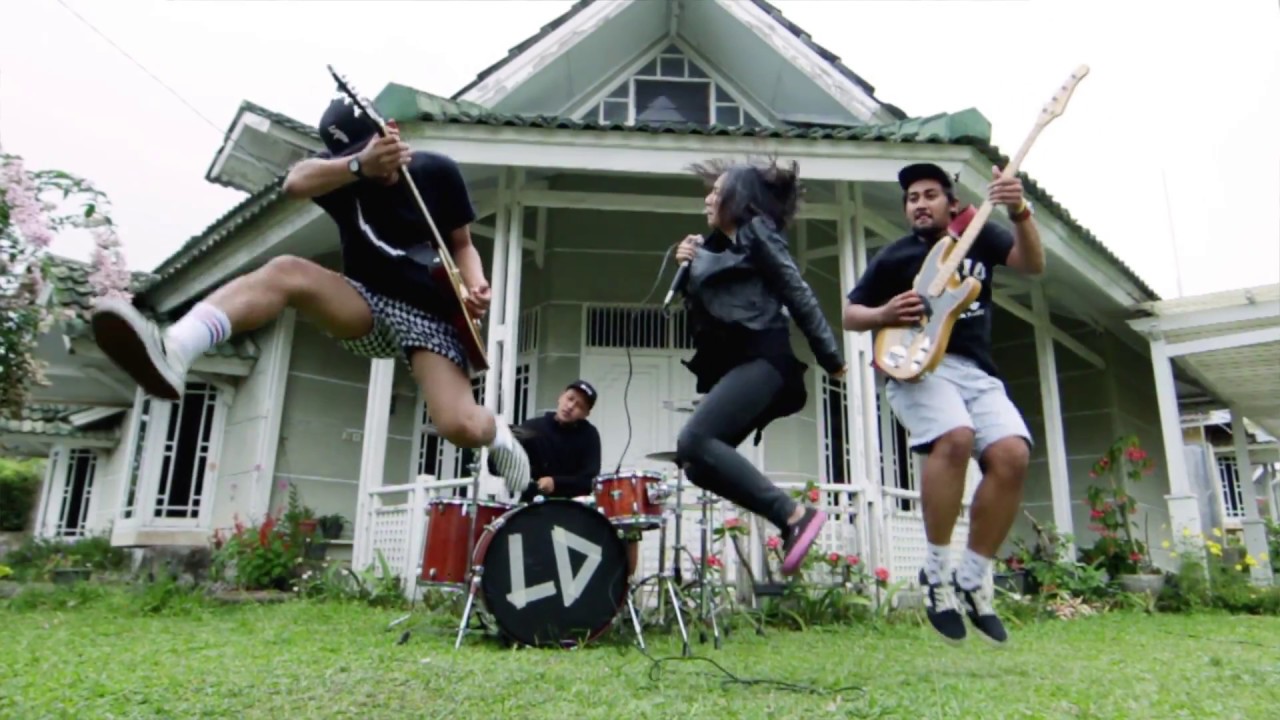 Little Day - Distorsi Hari Ini (Official Music Video)