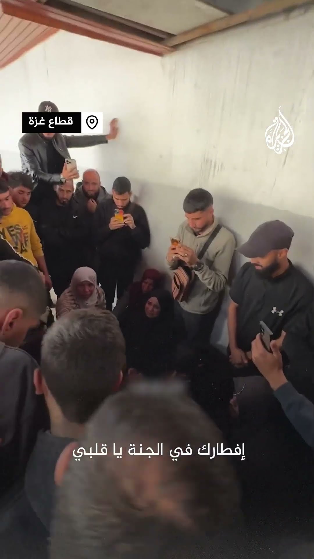 أم فلسطينية تودع ابنها الذي استشهد في قصف إسرائيلي على مدينة غزة