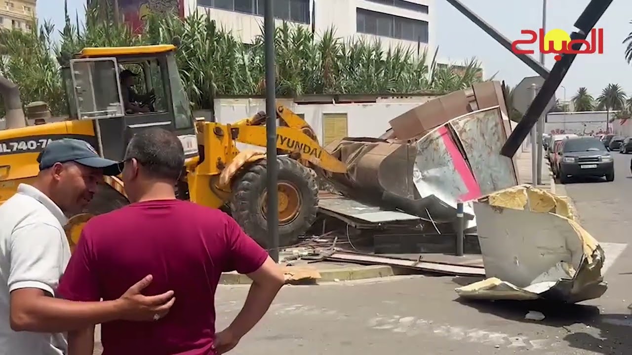 بعد احتلاله للملك العمومي.. سلطات البيضاء تزيل "كيوسك" بشارع مولاي يوسف