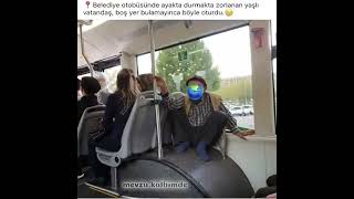 Belediye Otobüsünde Ayakta Durmakta Zorlanan Yaşlı Vatandaş, Boş Yer Bulamayınca Böyle Oturdu.