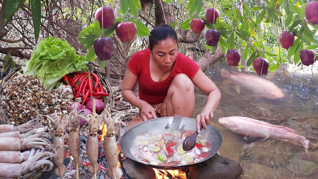Survival skills: Catch fish in river for food, Fish soup chili for lunch, Squid tasty cooking
