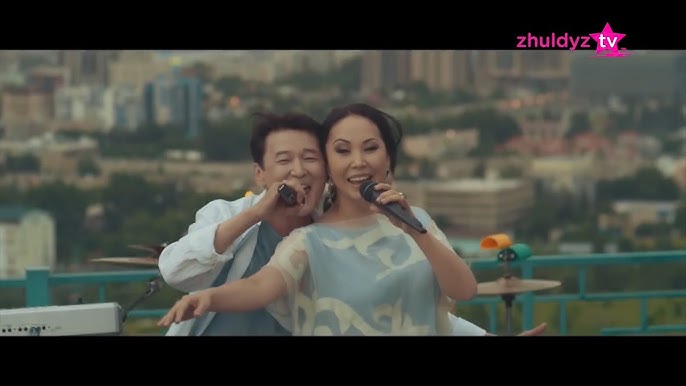 Сомды өзіңізге қалай шақыруға болады Дірілдейтін қынап пен анусы бар мастурбатор, әйгілі порножұлдыз Дженна Джеймесонның кискасы мен анус