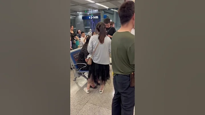 中國監獄2225:惡警攔上訪!今凌晨南京火車站一女子突然情緒崩潰邊哭邊喊,同時不斷拿出手機向人群展示.因是方言為主,投稿人只能依稀聽見“可惜”“案子一拖再拖”.兩便衣在旁監視上報(230706.11） - 天天要聞