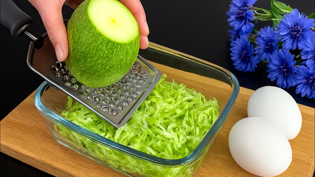 Просто натрите цуккини на терке и добавьте яйца! Самый вкусный рецепт из кабачков!