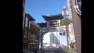 横浜中華街の青い看板の門 2013年撮影