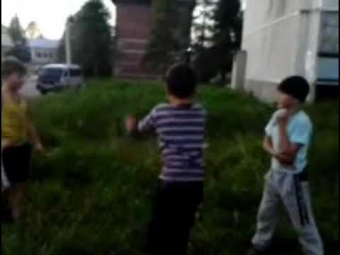 Видео снял штаны. Уличные мальчишки. Стянули штаны в школе. Снимание штанов в школе. Мужик срет в общественном месте.