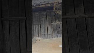 산골 오지에 주인떠난 빈집 신발만  수두룩한데