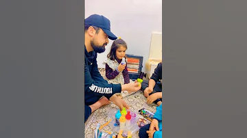 بابا يوزع موطه لل اطفال 