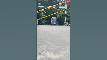 Gateman struggle to close Railgate 🚧🛑 #shorts #train #railway #indianrailways #trainvideo