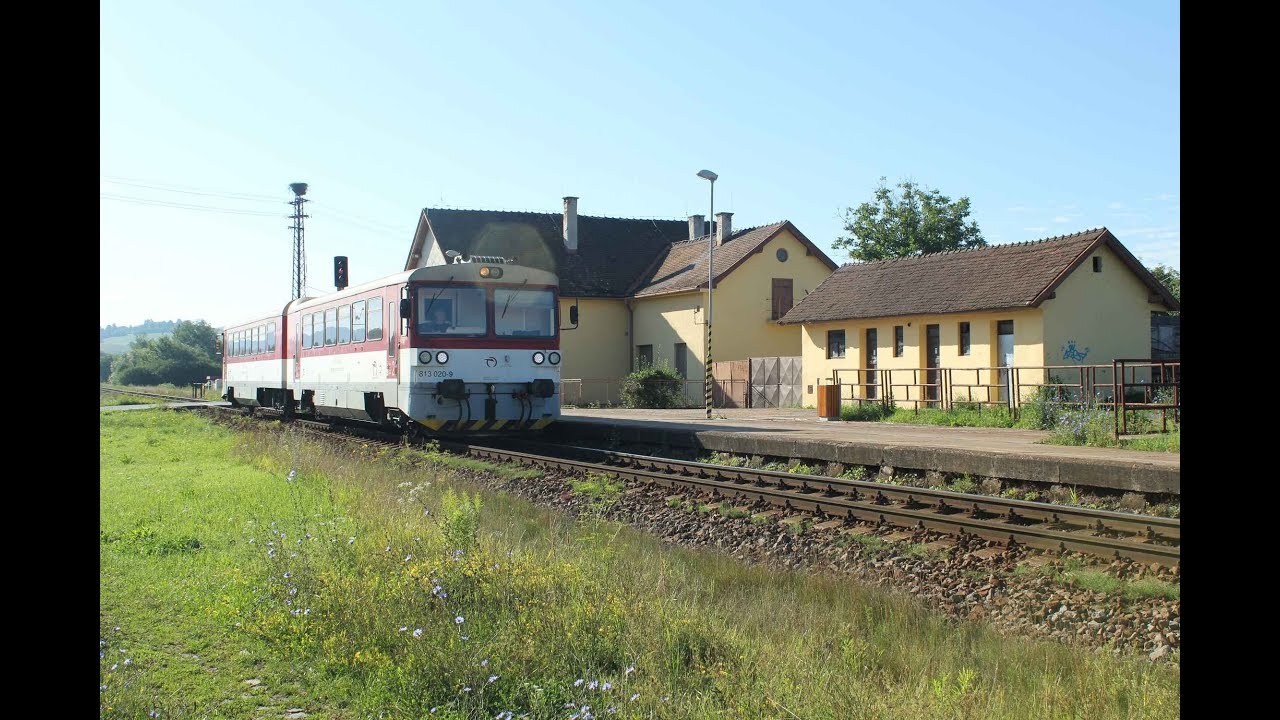 Пассажирские поезда в Словакии: дизель-поезд 813-020 ускоряется на остановке в Детве. ESK086178
