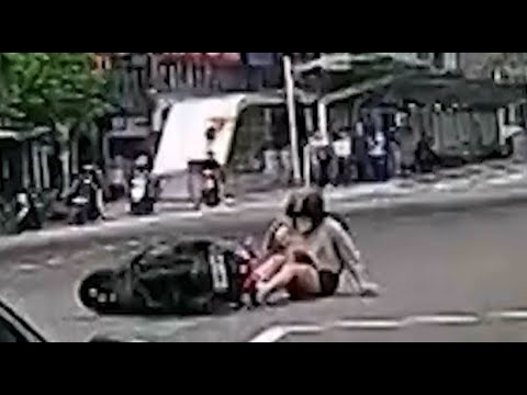 【車禍影片】 大路口請不要闖黃燈，真的沒有比較快～～（台北市松山區南京東路三段與復興北路路口