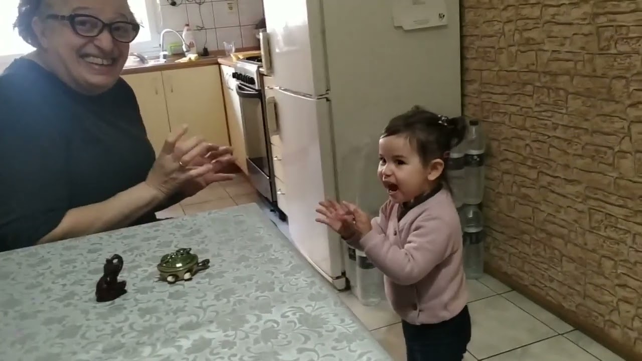 бабушка с внучкой разговаривает.