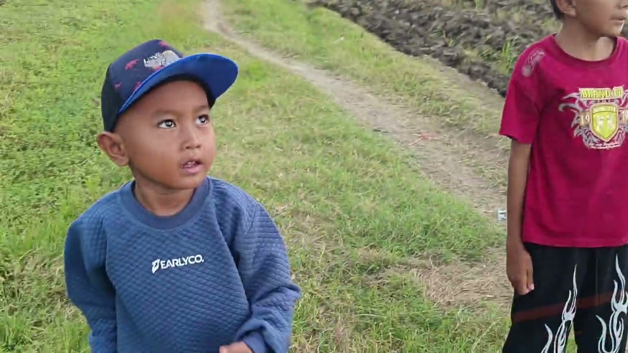 Bocil menerbangkan layangan betman || ABIEL