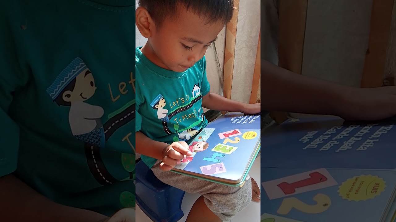  Anak umur 4 tahun  membaca buku cerita Emang bisa 