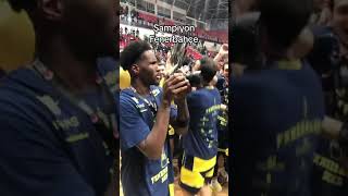 Fenerbahçe Beko Anadolu Efes yenerek Türkiye kupası basketbol şampiyonu oluyor maç sonu kutlamalar