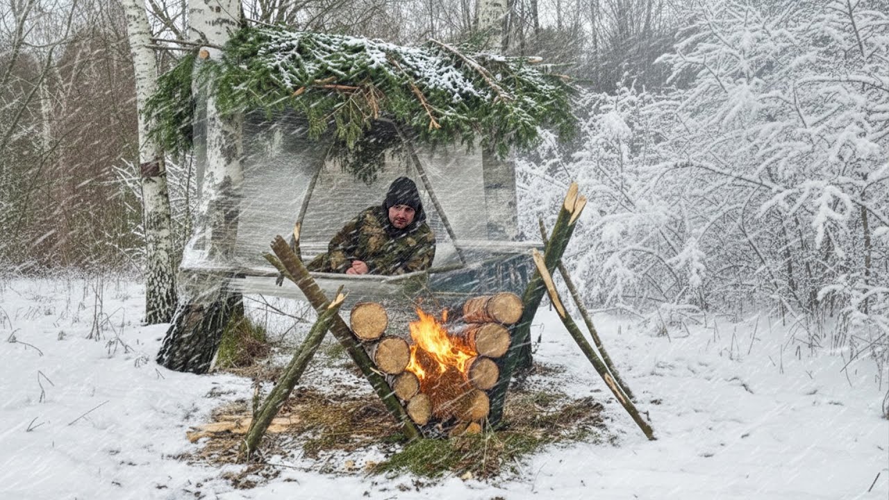 Один в лесу. Укрытие из мусора и веток во время снежной бури. Выживание в одиночку в условиях бушкра