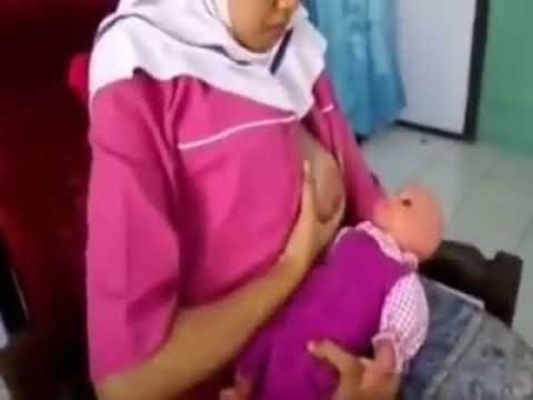 Cara menyusui bayi (Diperagakan oleh perawat)