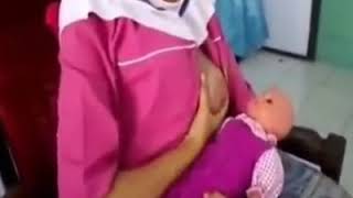 Cara menyusui bayi (Diperagakan oleh perawat)