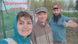 картинка: Много родственников в деревне.  Куда бежать?!