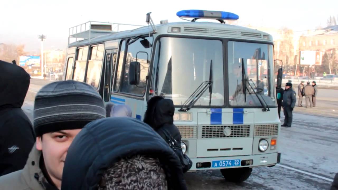 Полиция мешает выступающим. Митинг в Барнауле - 24.12.2011