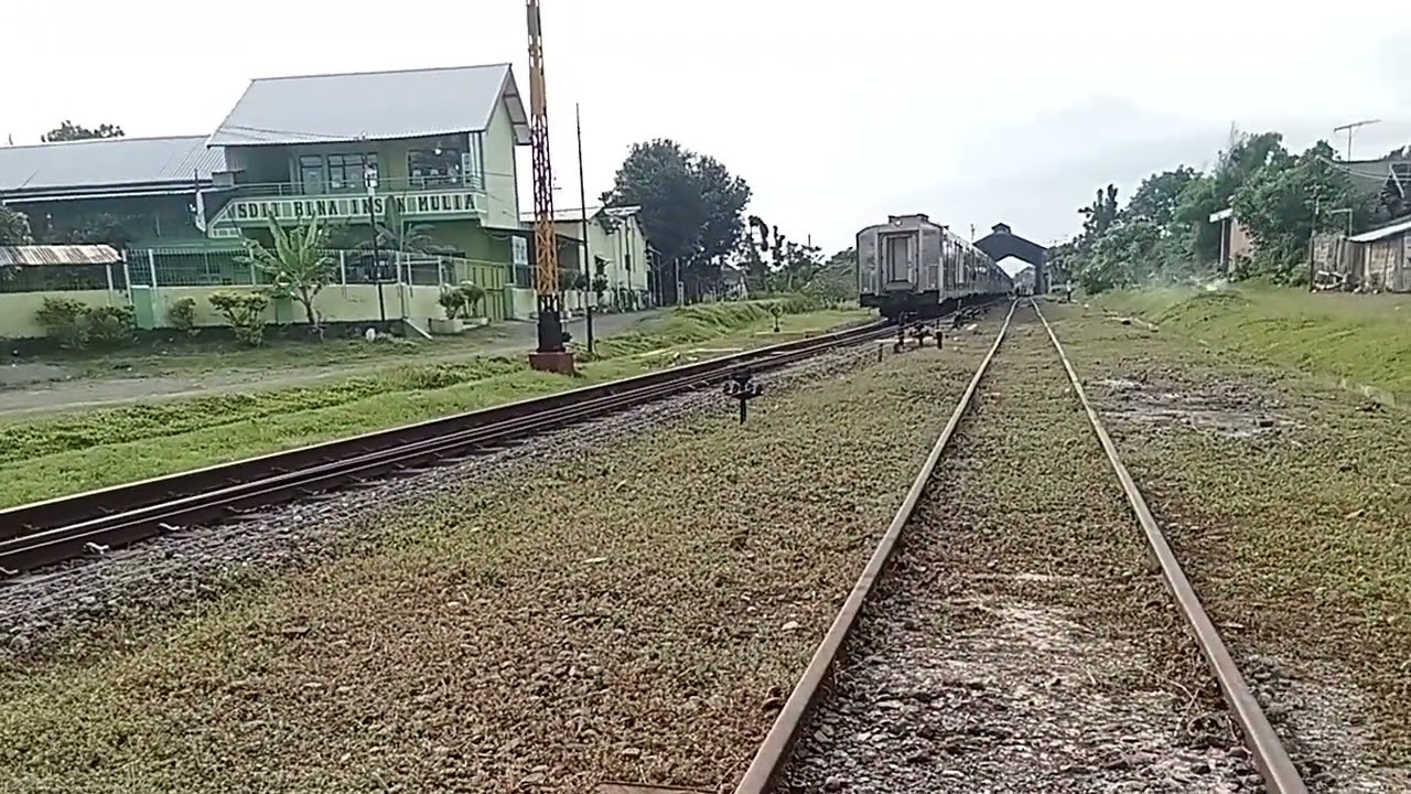 KA Gajayana dan Malioboro ekspres melintas Wlingi 