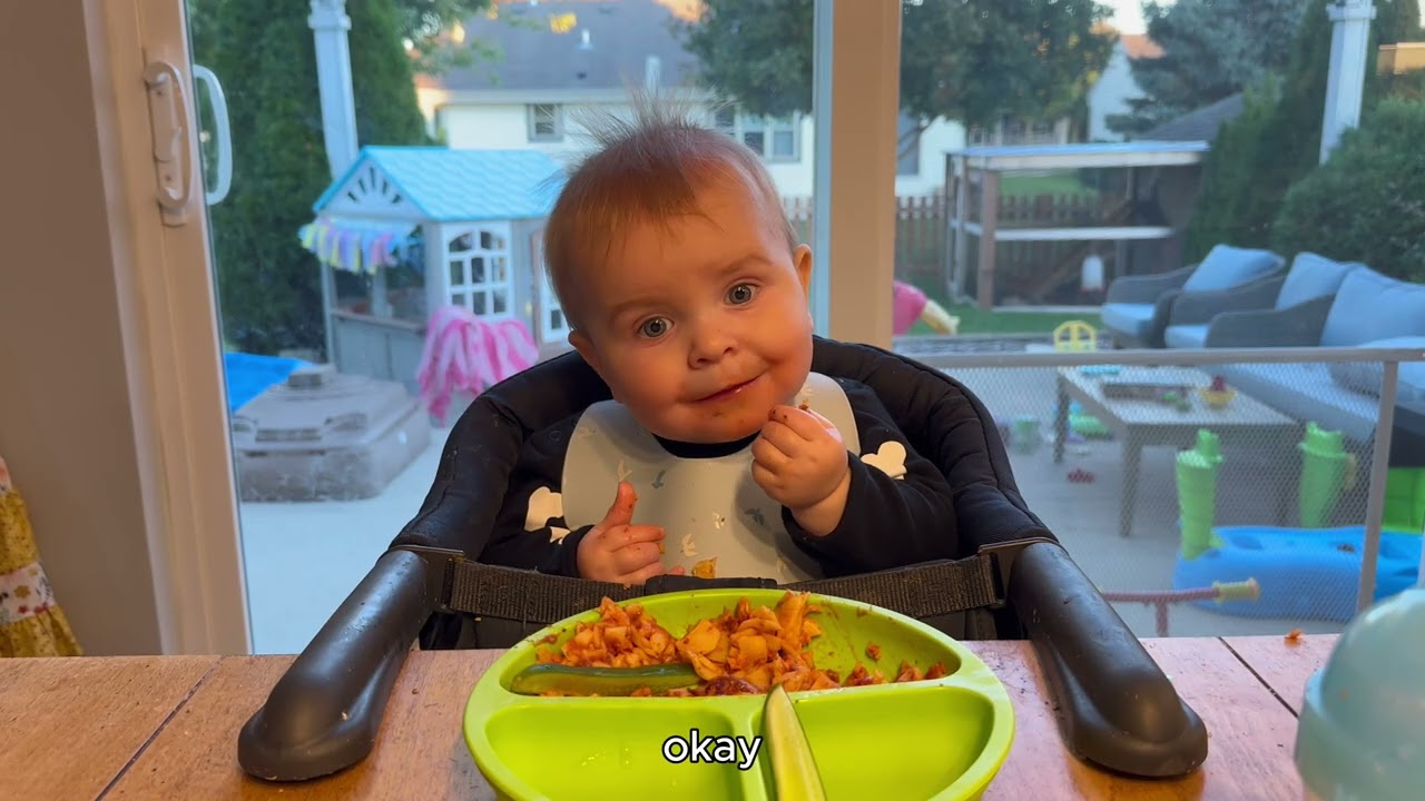 10-месячный малыш пробует лазанью с огурцами! (Самая милая на свете!!)