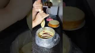 Recheando Bolo Com Calda De Morango E Creme De Moça