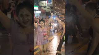 Перекрыли и облили все улицы и празднуют Сонгкран - Тайский Новый Год 2023