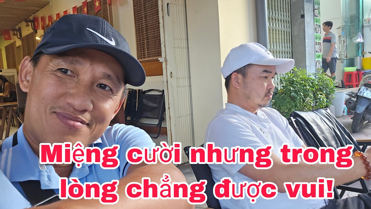 Miệng cười nhưng trong lòng chẳng được vui!