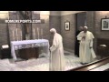 El Papa Francisco visita a Benedicto XVI para felicitarle la Navidad