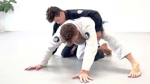 Back Defense to Kneebar