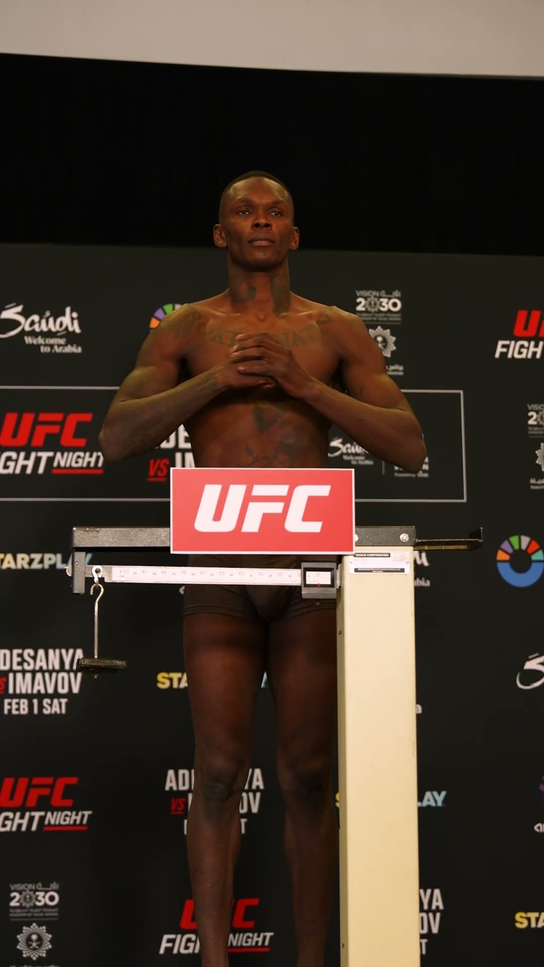 Israel Adesanya steps on the scale in Saudi Arabia ? #UFCSaudiArabia