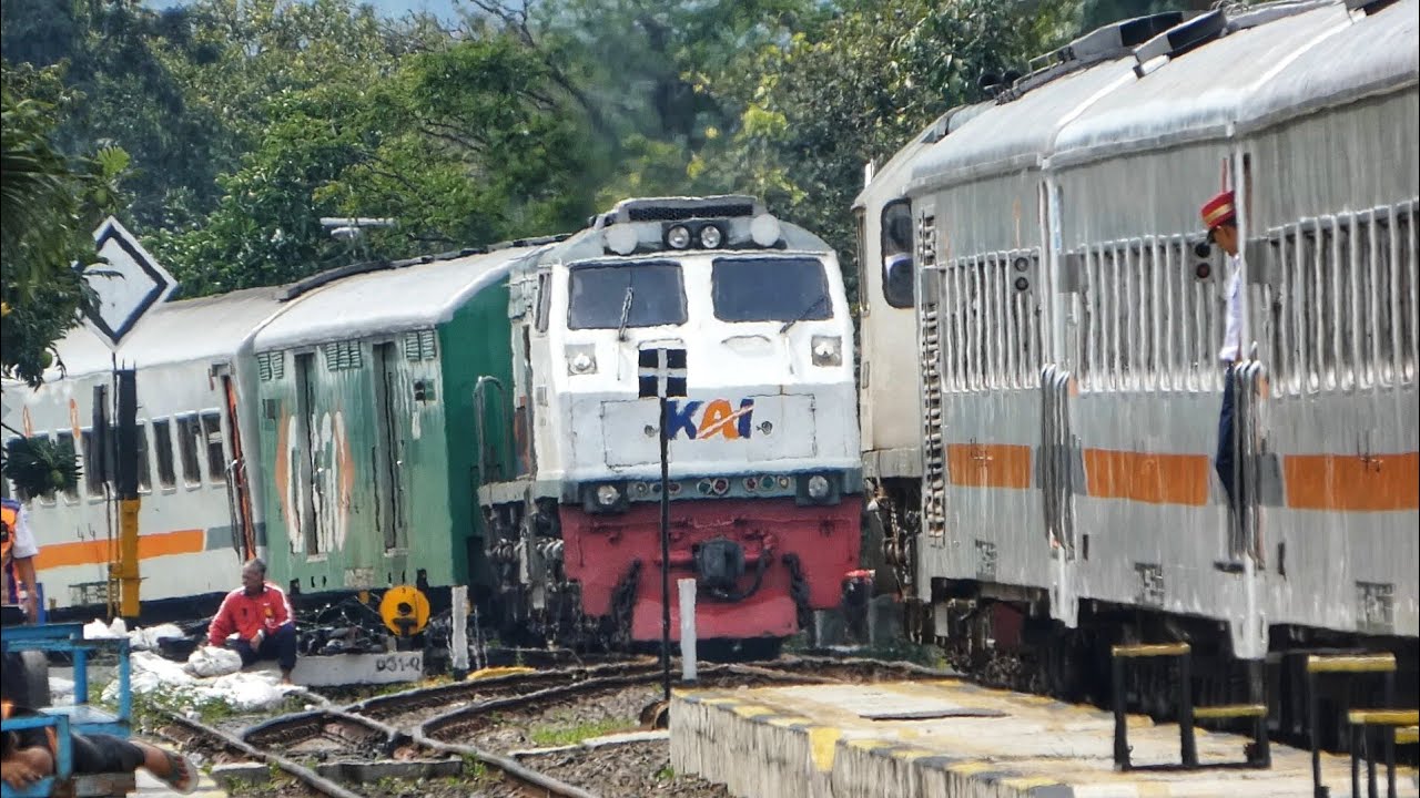 Beginilah Jika Telat KERETA SALING BERHADAPAN Menunggu Persilangan.