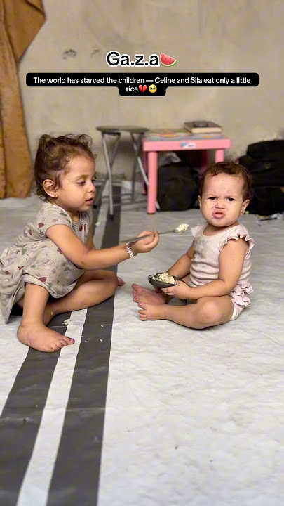 Celine and Sila eat a little rice with innocence and a smile that hides the pain of hunger💔😣