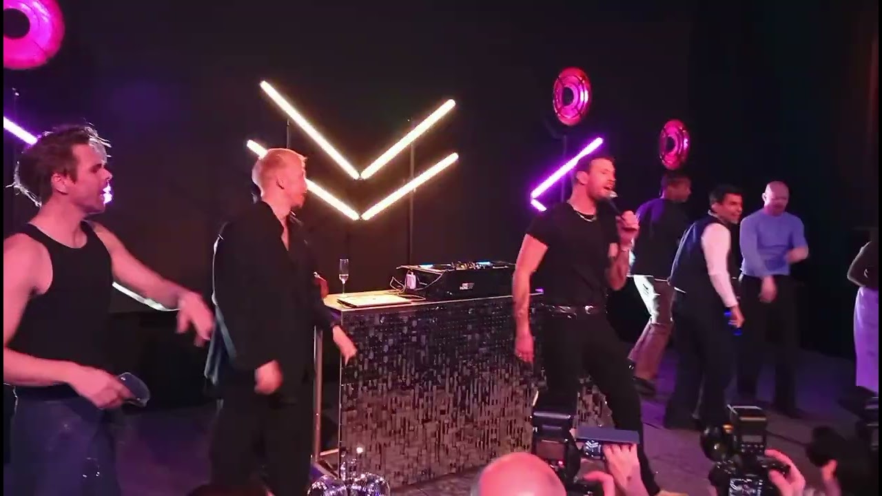 Robin Bengtsson uppträder på Melofestivalens efterfest 