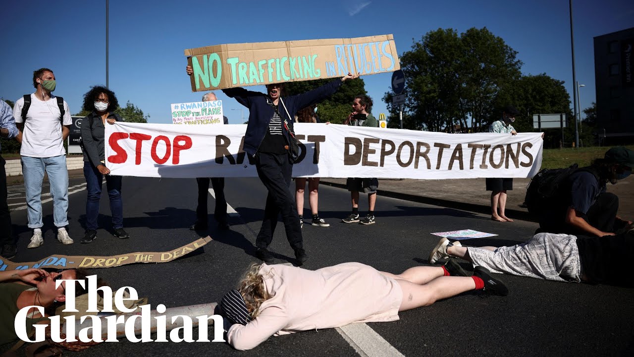 Activists block road from detention centre in bid to stop Rwanda flight
