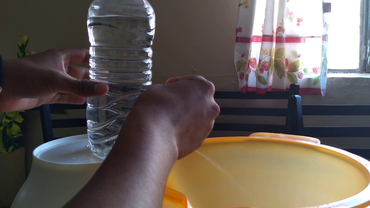 Experimento casero de presión hidrostática : Botella con tres agujeros