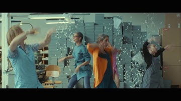 ジャック・ドゥミ作品を彷彿させるカラフルでポップなフレンチ・ミュージカル映画『ジュリーと恋と靴工場』が公開