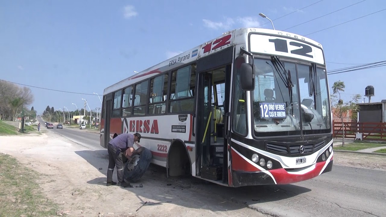 Susto para los pasajeros: Colectivo perdió una rueda en plena marcha vivo y85