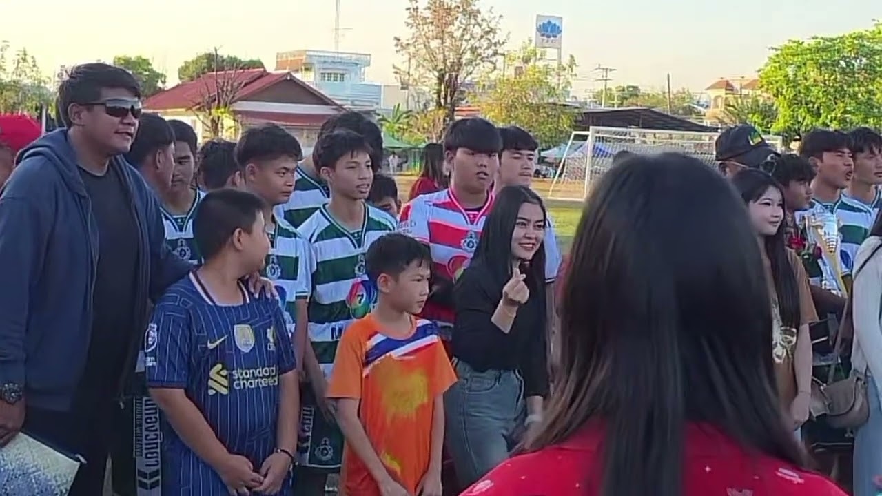 [1/3/69] : Fc ร้อยเอ็ดร่วมถ่ายรูปกับน้องๆ ทีมหมอนทอง และอาจารย์สกล #หมอนทองวิทยา 