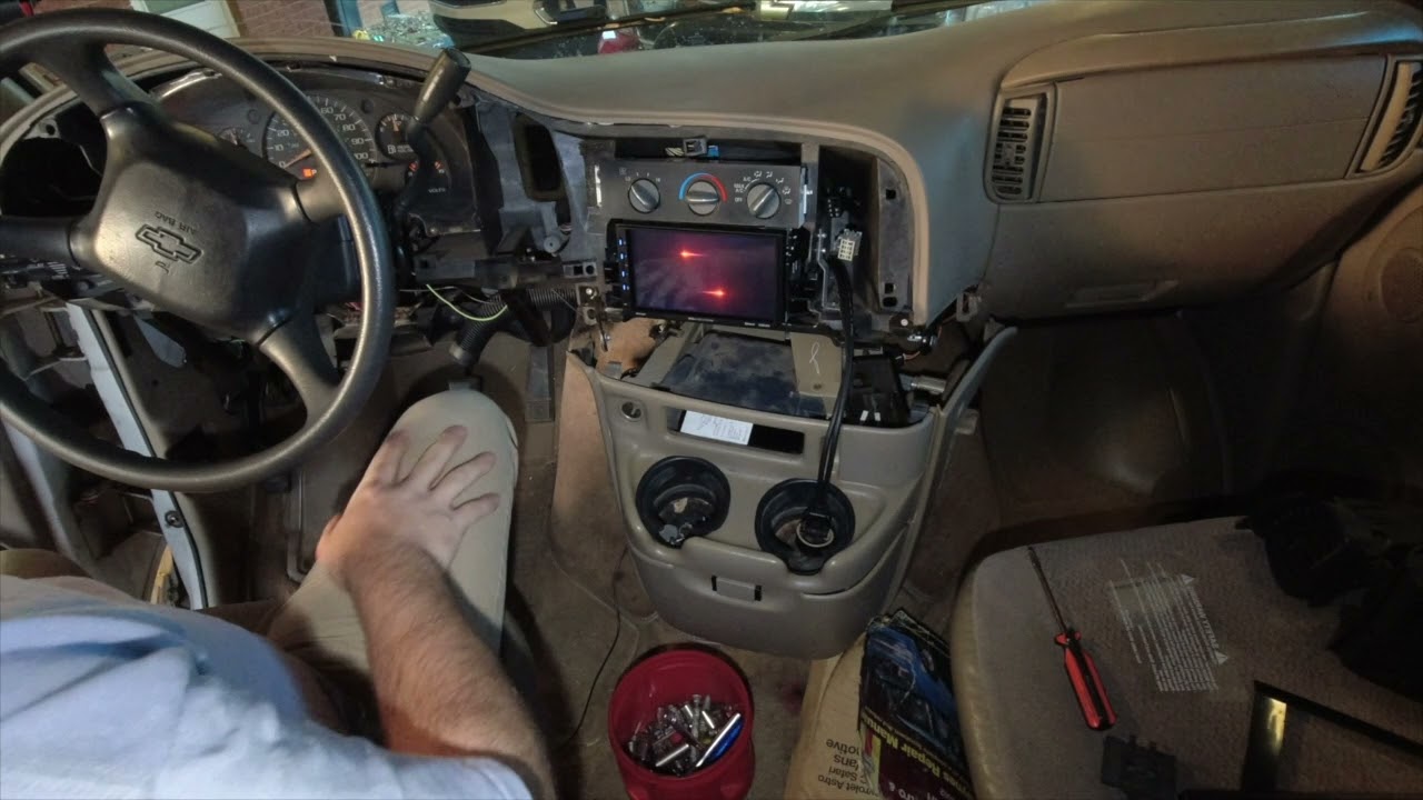 Установка двухдиновой магнитолы в Chevrolet Astro 2002 года — монтаж магнитолы.