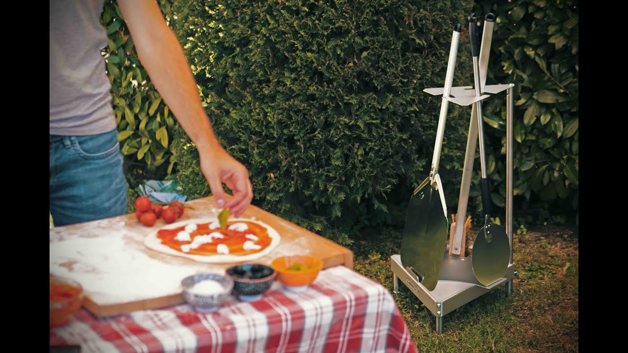 Tripizza kit with freestanding tools holder